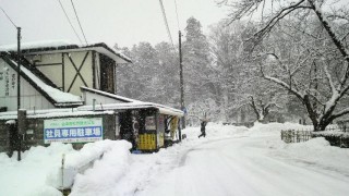 雪がチラリ 鶴ヶ城散策（・V・）　工事の囲いもあと少し！