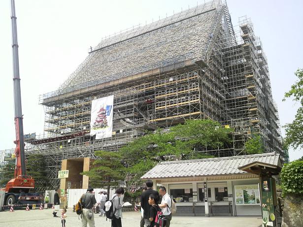 会津　鶴ヶ城　改修前の瓦 鶴ヶ城 来年のお花見には間に合う？ 瓦改修工事の最新情報☆ | 鶴ヶ城